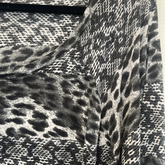 Michael Kors Size L Animal Snake Print Lightweight Long Sleeve T Shirt Top - Picture 4 of 11